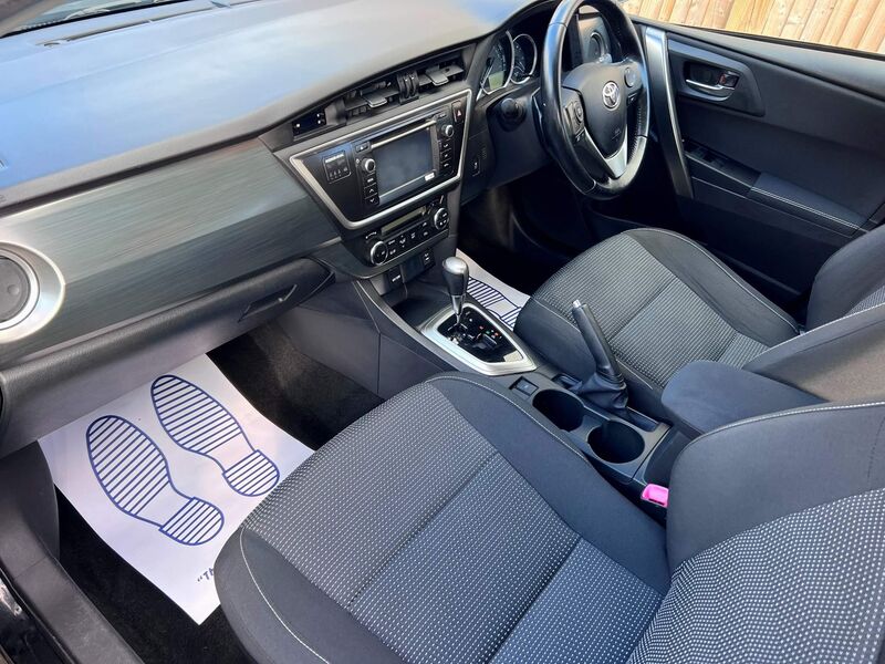 TOYOTA AURIS